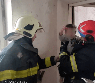 У Павлограді батьки кинули маленьких дітей у зачиненій квартирі: хлопчик випав з вікна