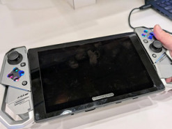 Intel анонсувала портативну ігрову консоль, яка перетворюється на ноутбук