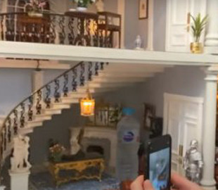 Люди онлайн бронировали кукольный домик, принимая его за роскошный особняк