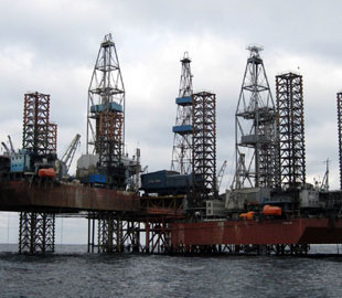 "Вишки Бойка" продовжують горіти у Чорному морі: є супутникові знімки