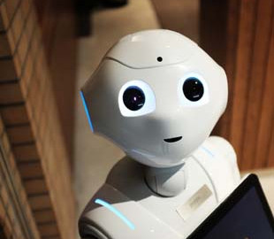 Новый робот на основе ИИ умеет расставлять предметы по полкам