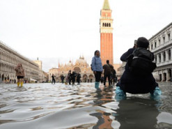В затопленной Венеции чуть не утонул турист во время селфи