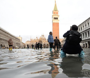 В затопленной Венеции чуть не утонул турист во время селфи