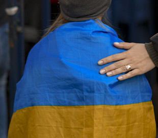 Нишпорили в телефоні і допитували матір: у Москві затримали п'ятикласницю через аватарку з жовто-синіми квітами