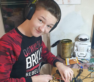 Захистити тих, хто нас боронить: київський школяр створює установку для збиття FPV-дронів