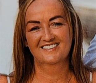 Заряджала телефон: в Ірландії мати трьох дітей померла від удару струмом