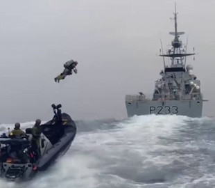 Как в Call of Duty: британские морпехи поразили сеть высадкой с ракетным ранцем