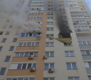 У Києві в квартирі вибухнув акумулятор і спричинив масштабну пожежу