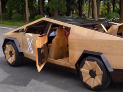Представлені дерев'яні копії Tesla Cybertruck та Cyberquad