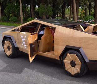 Представлені дерев'яні копії Tesla Cybertruck та Cyberquad