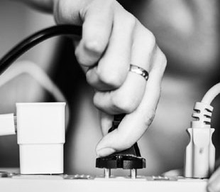 Які прилади краще залишати в розетці: економія зробить лише гірше