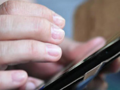 Эксперт рассказал об опасности заразиться коронавирусом от смартфона