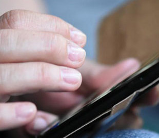 Эксперт рассказал об опасности заразиться коронавирусом от смартфона