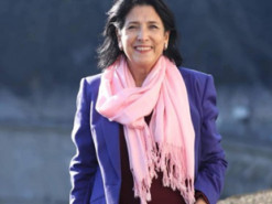 Президентка Грузії помилує учасника минулорічних протестів проти законопроєкту «про іноагентів»