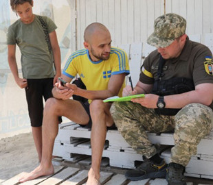 На одесских пляжах стали вручать повестки в военкомат