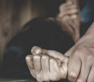 15 років за ґратами: на Чернігівщині засуджено батька, який ґвалтував доньку та створював порнографію