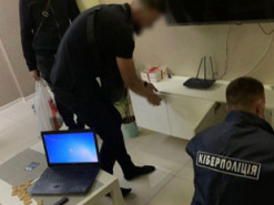 Киберполиция разоблачила в Днепропетровской области мошенников, которые продавали поддельные сертификаты о вакцинации от COVID-19