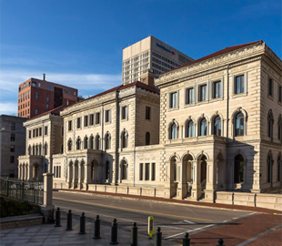 У США чоловік оскаржує арешт через стеження за телефоном: суд вирішує, чи мала поліція право діяти без ордера