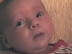 Вся жизнь в одном ролике: отец снимал на видео дочь каждую неделю 20 лет подряд