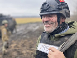 Помер британський фотожурналіст та режисер, який фільмував деокупований Херсон