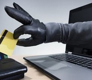 Псевдобанкір виманив у жінки останні гроші