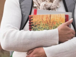 Діти вчаться за допомогою голосових повідомлень WhatsApp: чому в Лівії набуває популярності "тіньова освіта"