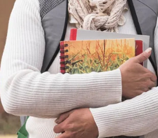 Діти вчаться за допомогою голосових повідомлень WhatsApp: чому в Лівії набуває популярності "тіньова освіта"