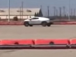 Новый прототип электрического пикапа Tesla Cybertruck оснащён боковыми зеркалами