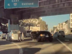 Майже як в GTA: камери електромобіля Tesla зафіксували зухвале пограбування на дорозі
