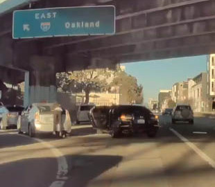 Майже як в GTA: камери електромобіля Tesla зафіксували зухвале пограбування на дорозі
