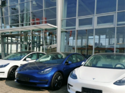 Tesla відкрила офіційний автосалон у передмісті Варшави і планує перенести туди сервіс