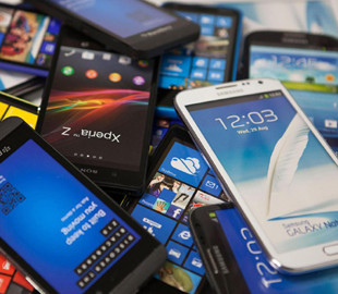 Глобальные поставки премиум-смартфонов вновь упали