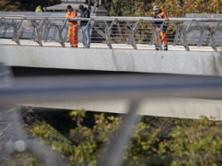 Став символом незламності України: скляний міст у Києві обстежили після ворожого обстрілу (ФОТО)