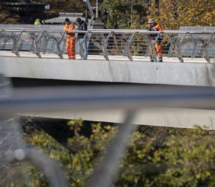 Став символом незламності України: скляний міст у Києві обстежили після ворожого обстрілу (ФОТО)
