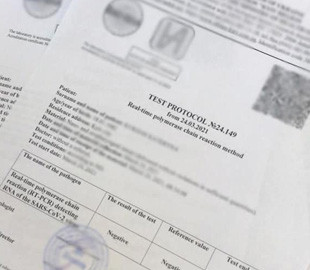 У Києві працівник турагентства масово збував підроблені COVID-довідки