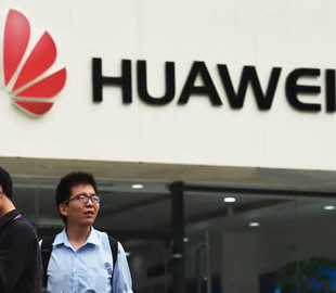 Huawei откладывает запуск своей ОС на замену Android