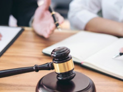 У Британії адвокатку, яка збрехала суду про «збій пошти», позбавили права на професію