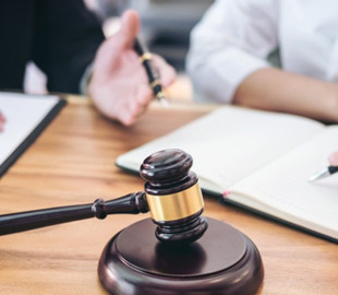 У Британії адвокатку, яка збрехала суду про «збій пошти», позбавили права на професію