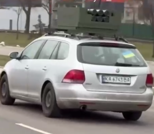 На вулицях Києва помітили установку від HIMARS на даху універсала