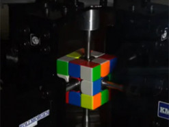 Швидше за людське моргання: студенти у США створили робота, який збирає кубик Рубіка за рекордний час