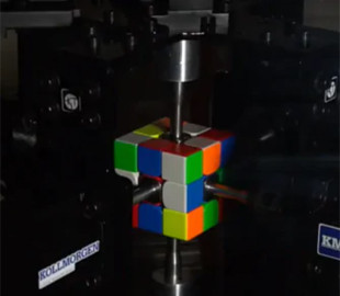 Швидше за людське моргання: студенти у США створили робота, який збирає кубик Рубіка за рекордний час