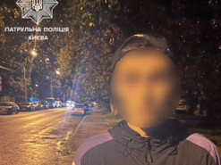 У Києві неадекват стрибав по припаркованим машинам