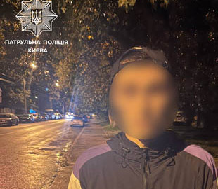 У Києві неадекват стрибав по припаркованим машинам