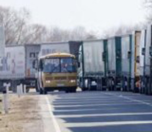 У Казахстані масово затримують російські вантажівки із “паралельним імпортом”: у водіїв відбирають документи