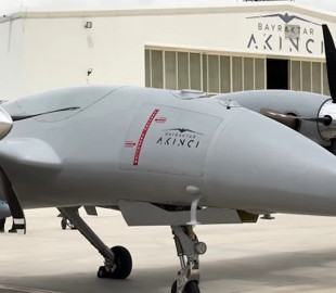 Україні першою у світі дозволили випускати дрони Акіпсі: Байрактар розкрив плани