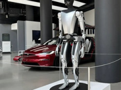 Маск планує випустити 100 000 роботів Optimus до 2026 року