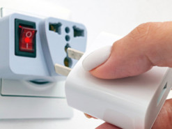 Фахівець розповів, чи небезпечно використовувати перехідники для розеток