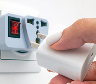 Фахівець розповів, чи небезпечно використовувати перехідники для розеток