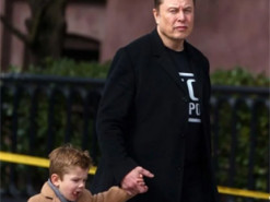 "Поводиться, як із реквізитом". Маска розкритикували за те, що кинув сина самого в публічному місці