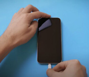 Названо декілька способів самостійно полагодити телефон, який не вимикається